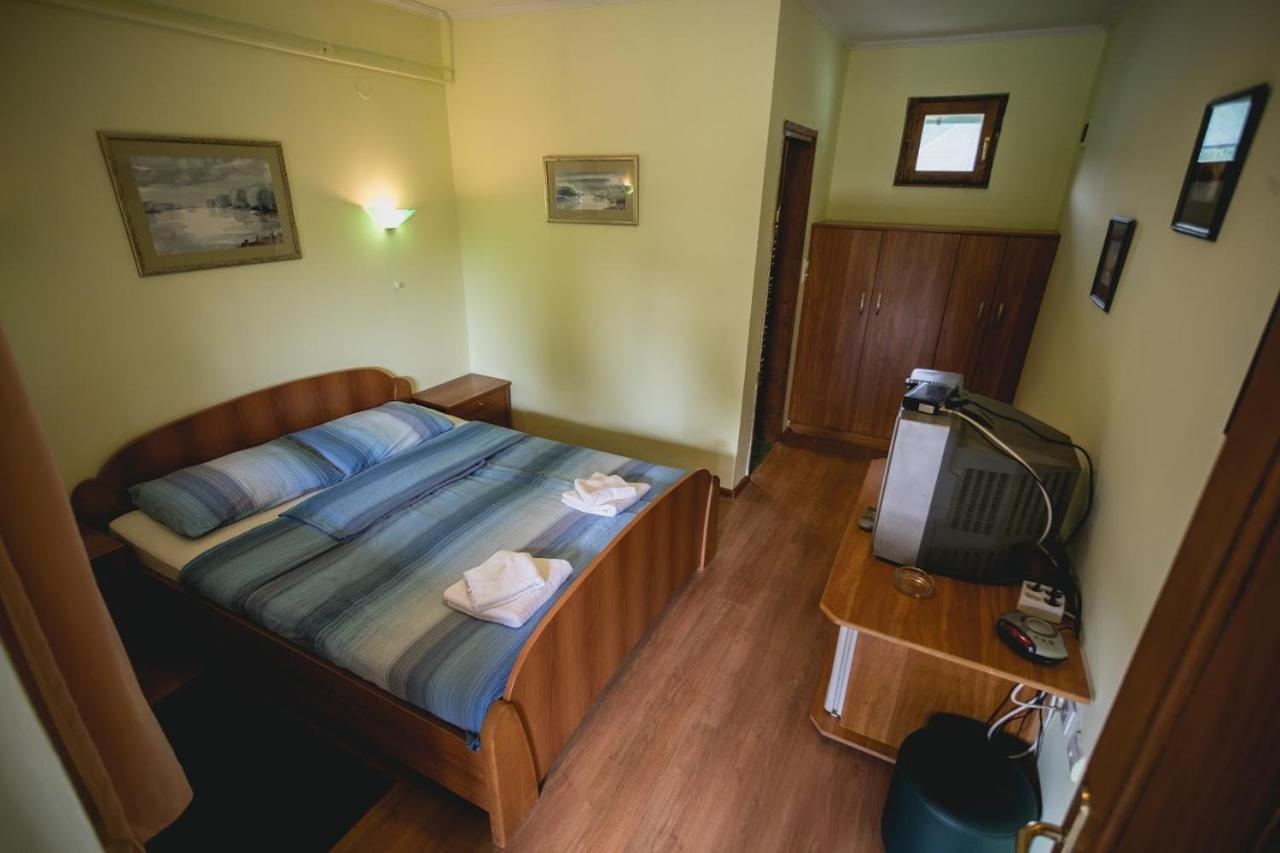 Pool And Villa Splav Dunavac Futog Bagian luar foto