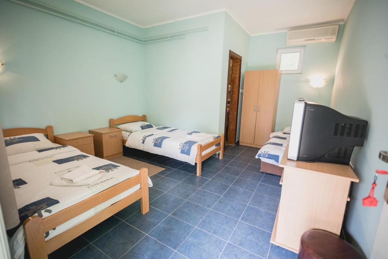 Pool And Villa Splav Dunavac Futog Bagian luar foto